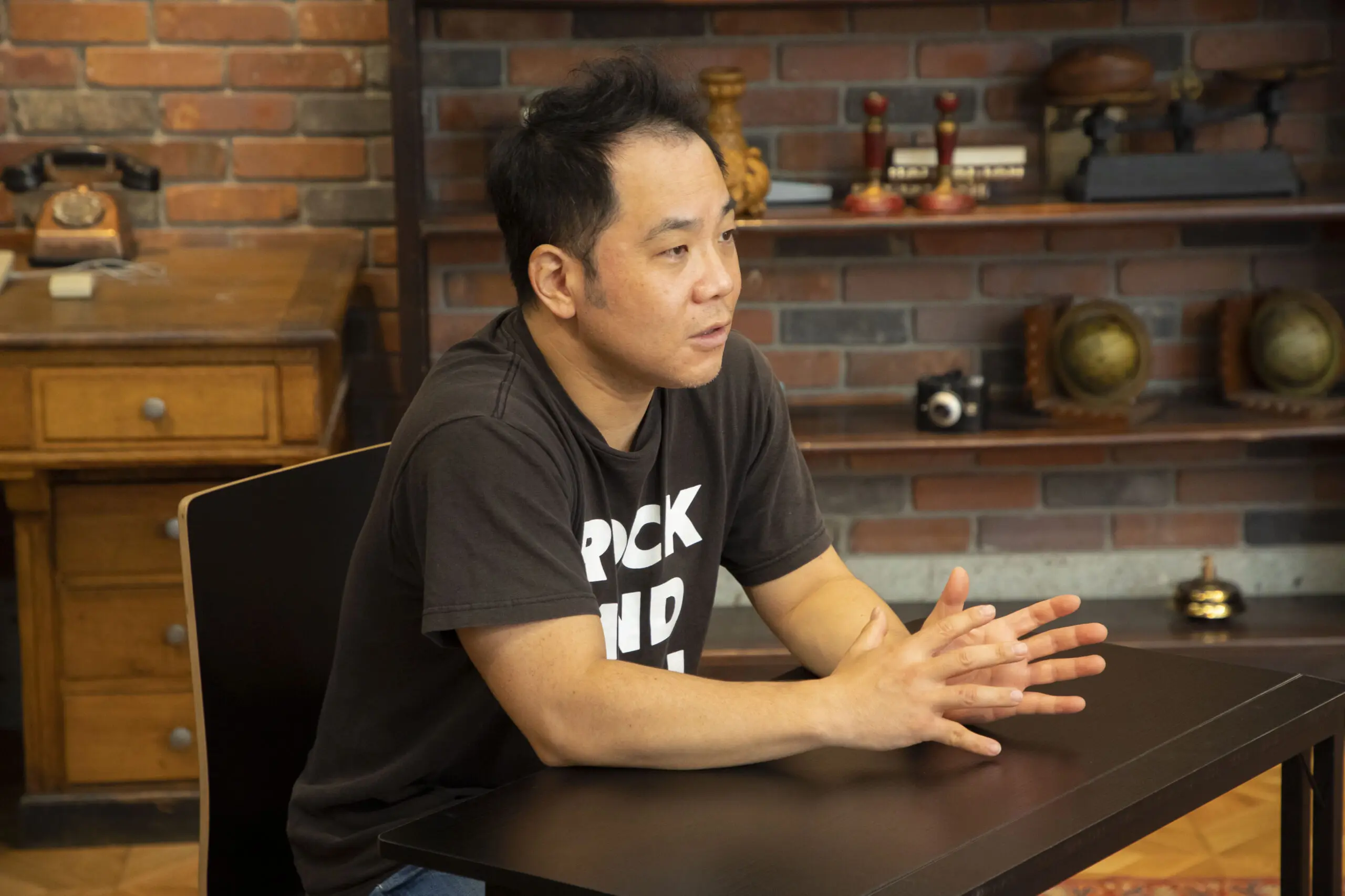 大きな額 作者 M__5157-scaled.webp